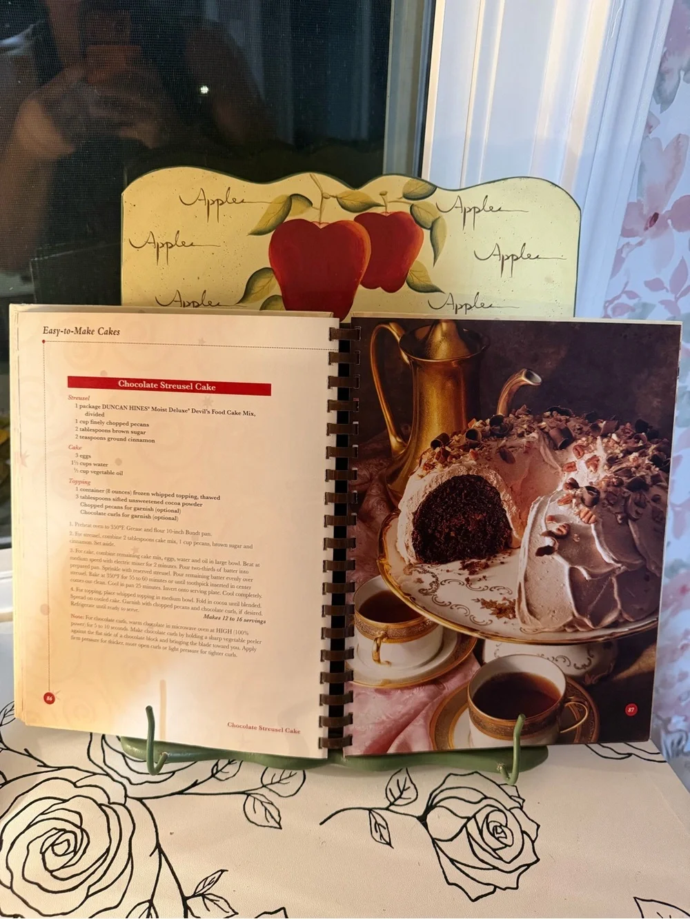Hand-Painted Apple Themed Wall Decor Rack - Cream and Red